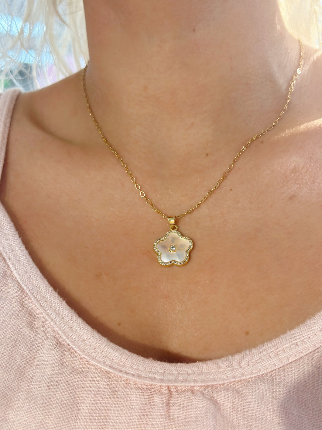 Mother Pearl Flower Pendant Necklace