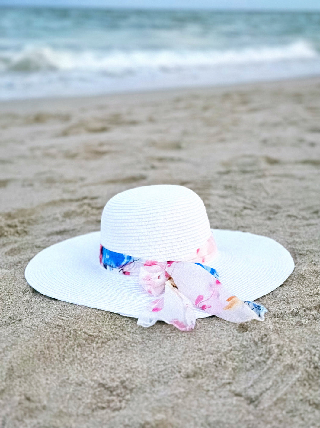 White ‘Feel the Heat’ Scarf Sun Hat