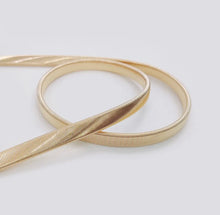 Load image into Gallery viewer, Circle Medallion Gold Elastic Metal Belt