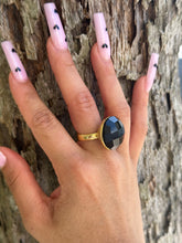 Load image into Gallery viewer, Onyx Round Cut Crystal Bottom Ring